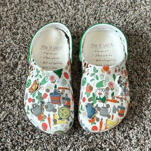 Epcot flower and garden crocs Disney parks